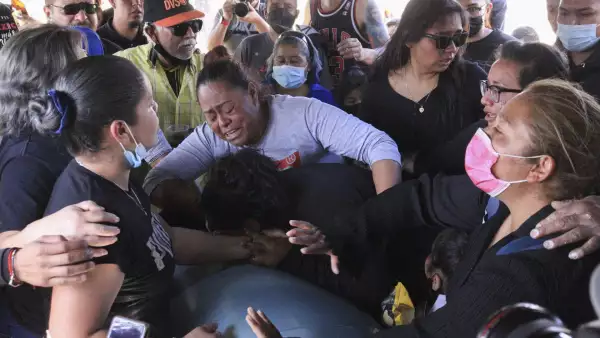 Familiares y amigos dieron el último adiós a Pedro César Carrizales, "El Mijis", exdiputado y activista, quien se encontraba desaparecido desde hace por lo menos un mes y que autoridades informaron que habría falleció presuntamente en un accidente automovilístico en el estado de Tamaulipas.