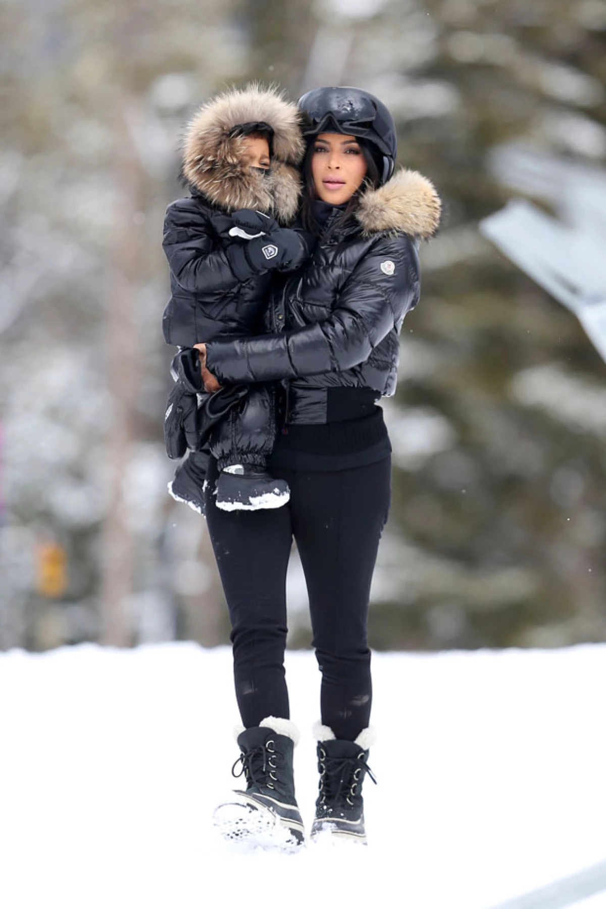 Esposa e hija de Kanye West fueron captadas disfrutando con mucho estilo de un viaje familiar en el todavía nevado Montana.
