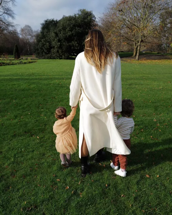 Sarah Kohan con sus hijos Noah y Nala Hernández