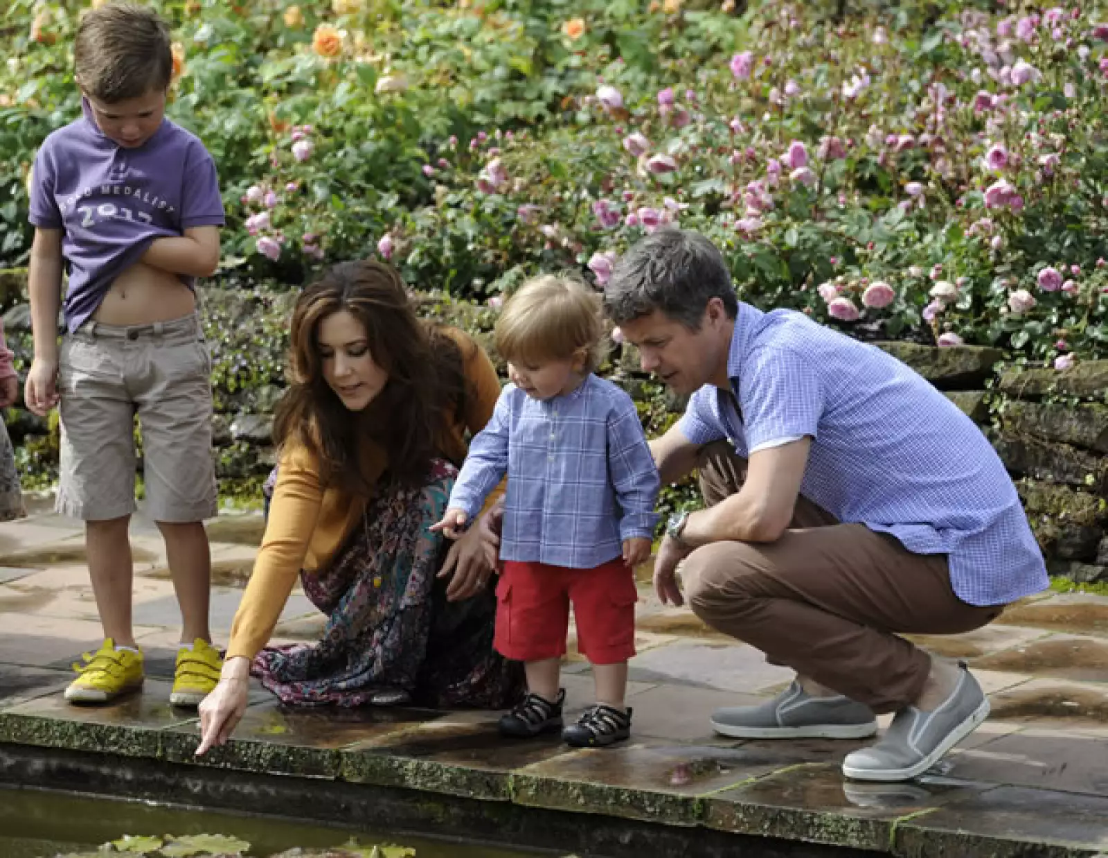 Mary y Federico de Dinamarca con dos de sus cuatro hijos.