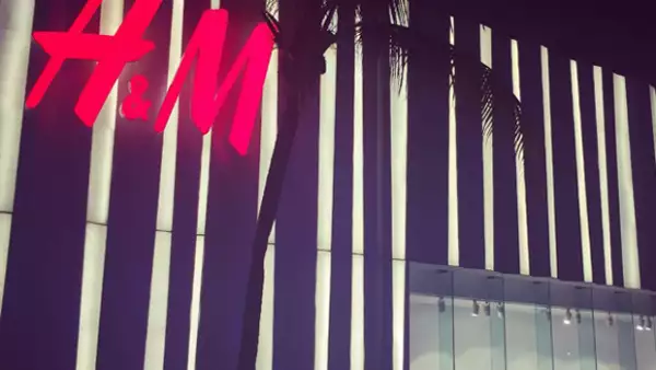 Con motivo de la apertura de la nueva tienda de H&M, Daniel Kulle, presidente de la división norteamericana, nos platica por qué eligió el hot spot del Caribe mexicano. Y te damos más opciones de moda