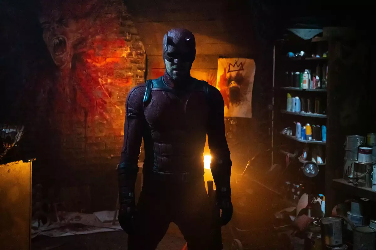 Foto de una escena de Daredevil: Born Again con el superhéroe en medio de un cuarto lleno de ruinas