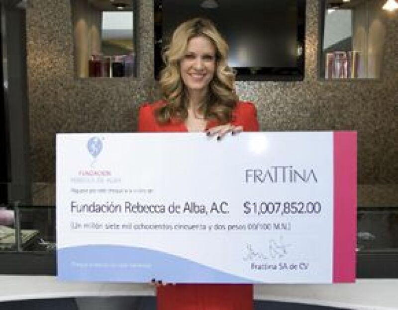Entregan a la conductora un millón siete mil 852 pesos, producto de la venta de 2 mil prendas que fueron donadas por una boutique de Polanco para ayudar a los niños con cáncer.