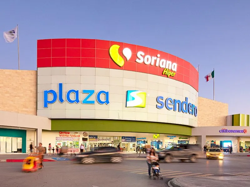 Las plazas Sendero combinan tiendas, restaurantes, servicios y entretenimiento para atraer millones de visitantes cada año.