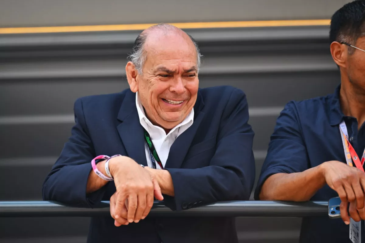 Foto de Antonio Pérez Garibay, papá de Checo Pérez, viendo el GP de Mónaco en 2023.