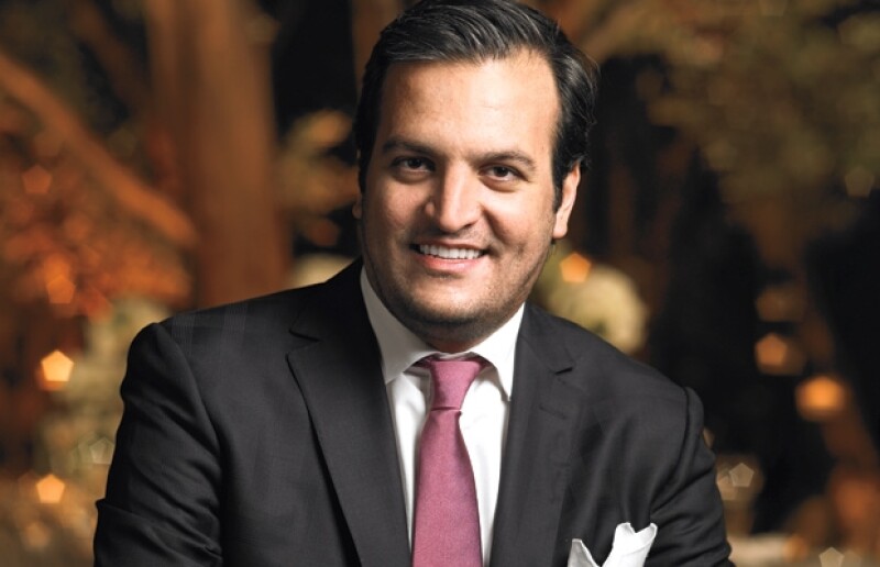 Peter de Anda utiliza varios tipos de flores como rosas y orquídeas, todas en blanco.