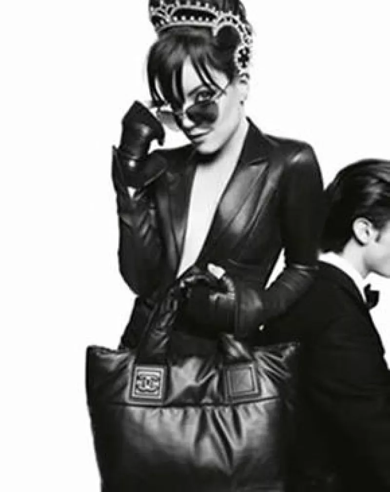La cantante fue fotografiada por el diseñador Karl Lagerfeld para la nueva campaña en donde modela de una manera muy elegante las bolsas de la firma francesa.