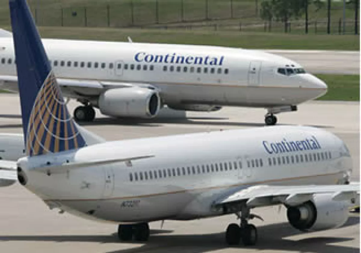 Líneas aéreas como Continental han comenzado a cobrar tarifas por servicios que antes estaban incluídos en el boleto. (Foto: AP)