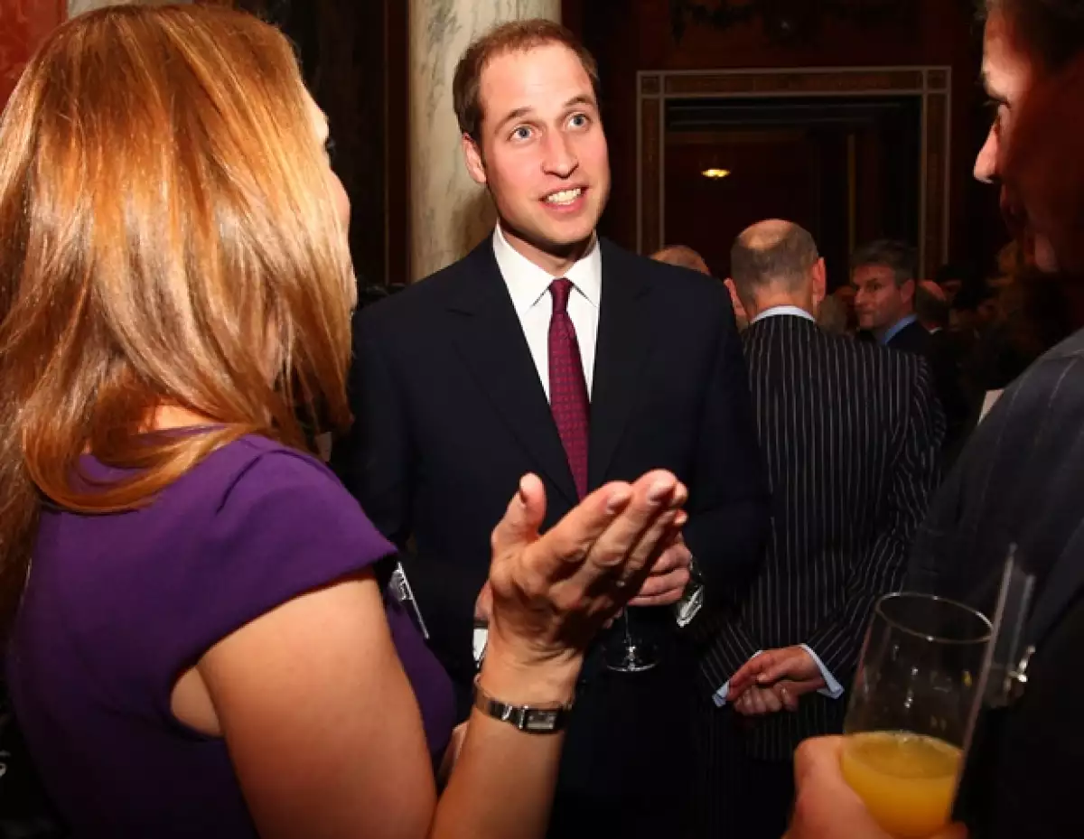 El Príncipe Guillermo platicó y brindó con los presentes.