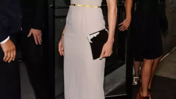 La actriz está muy molesta luego de que un paparazzi en bicicleta la arrollara cuando ella entraba a su hotel en Nueva York.