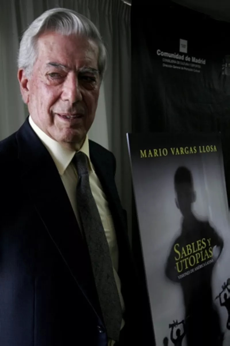El escritor peruano fue elegido por la Academia Sueca para recibir el reconocimiento, siendo el primer autor hispano en lo últimos 20 años.