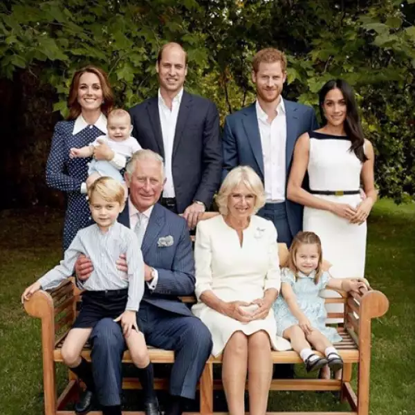 ÚLTIMA FOTO FAMILIAR DE LA FAMILIA REAL.png