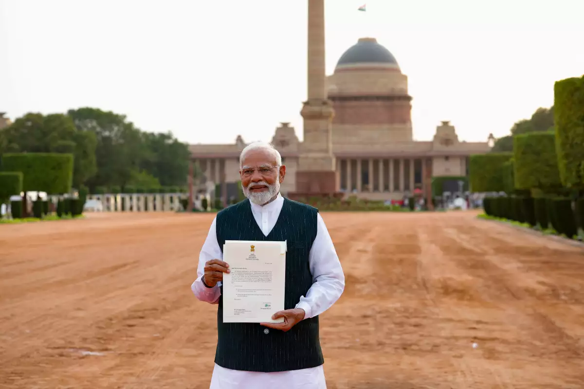 El primer ministro de la India, Narendra Modi, muestra a los medios de comunicación una carta que recibió del presidente de la India, Droupadi Murmu, invitándolo a formar un nuevo gobierno después de reunirse con ella en el Palacio Presidencial de Nueva Delhi, India, el 7 de junio de 2024.