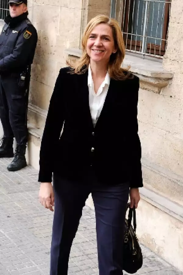 La infanta sonrío a las cámaras ante de entrar a comparecer.