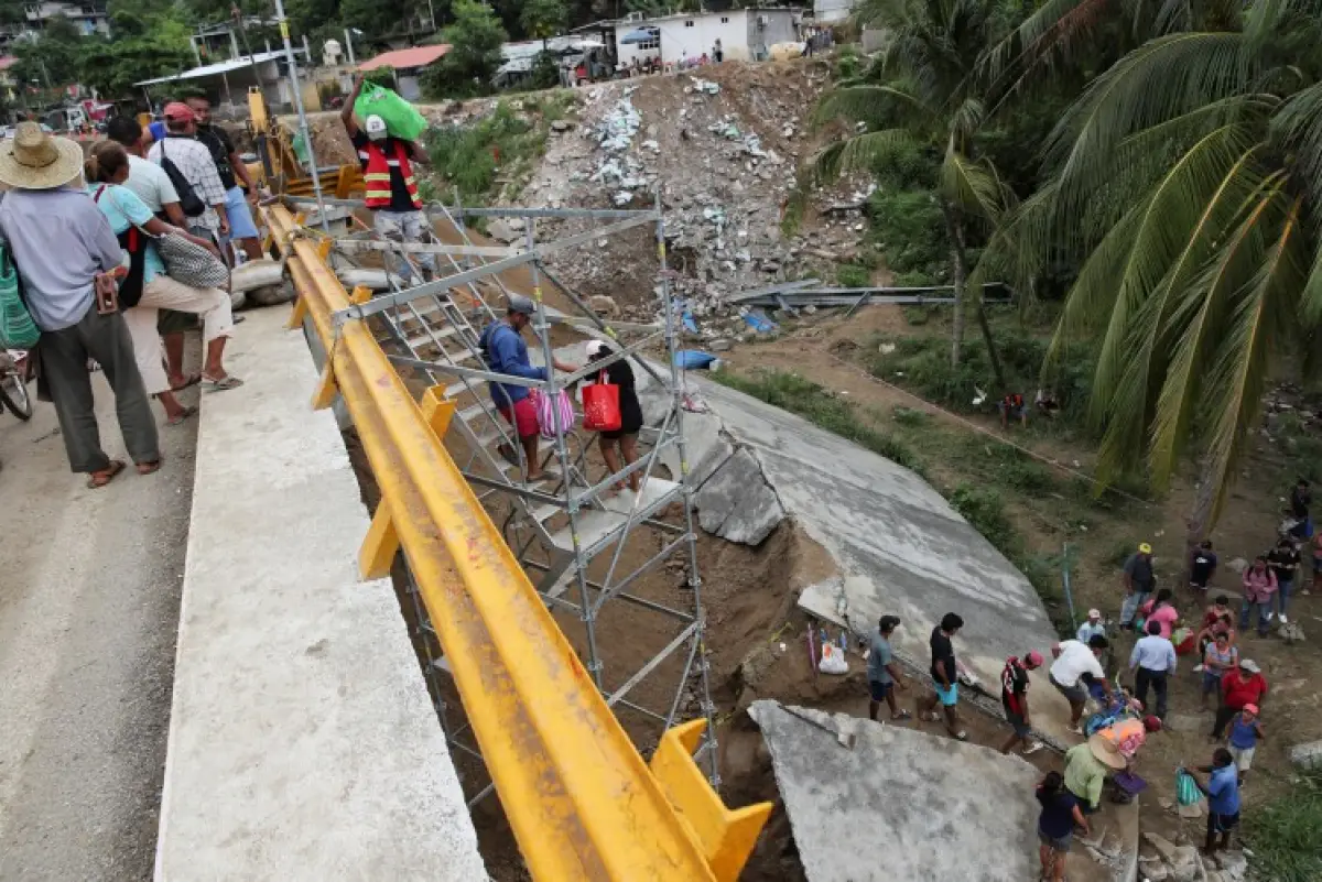 La SEP limpia las escuelas de Acapulco afectadas por el huracán John