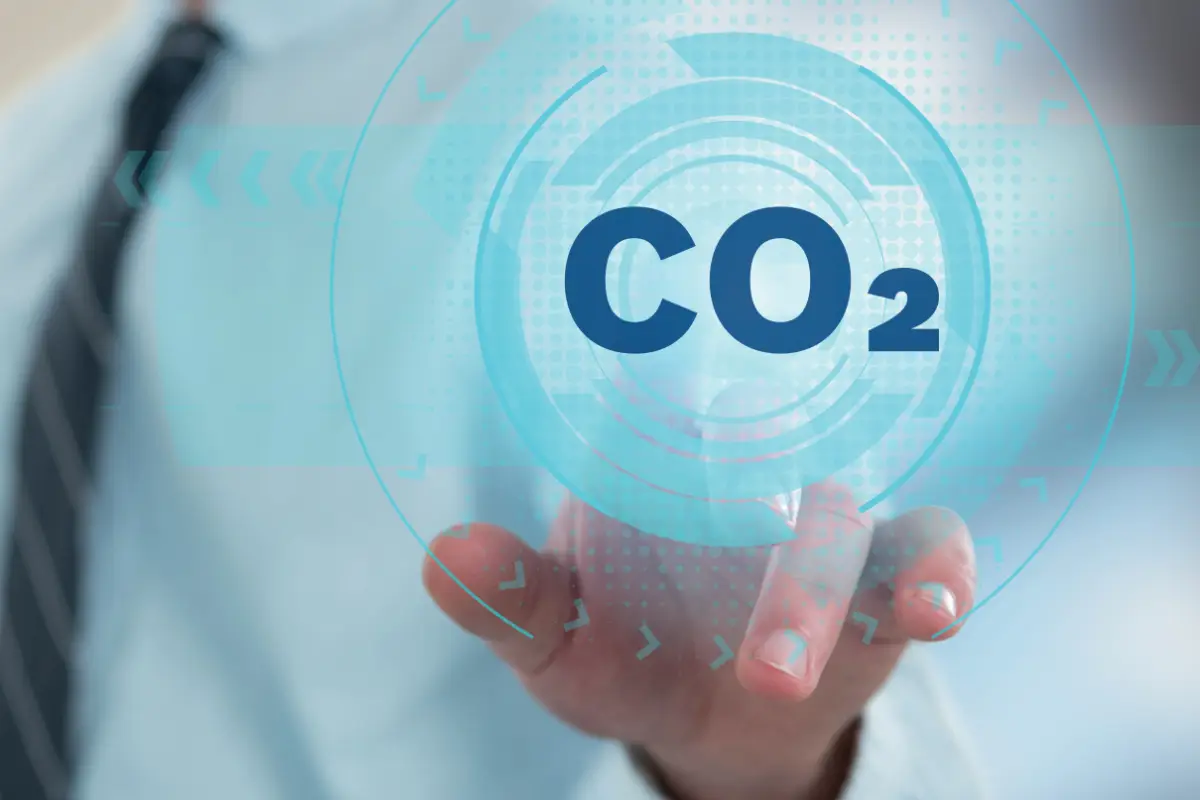 Hombre apunta hacia un esquema de emisiones de díóxido de carbono 