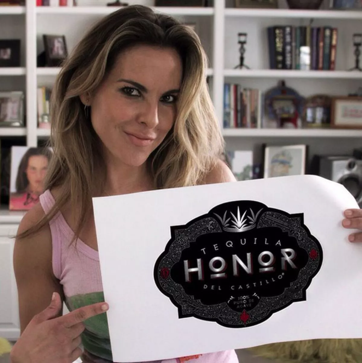 Kate, orgullosa, muestra a sus seguidores la etiqueta de su tequila.