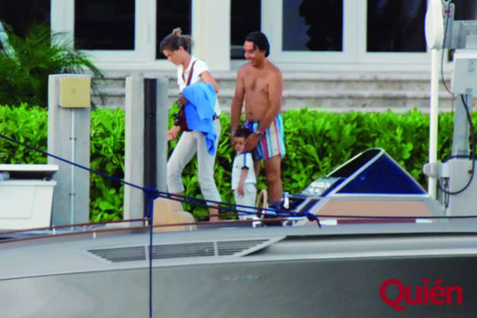 Emilio Azcarraga, Sharon Fastlicht y su hijo bajandose de la lancha