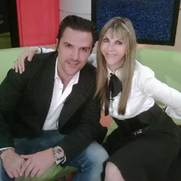 Shanik Berman tuvo al guapo Billy Rovzar en su cabina de radio, subió esta foto y escribió:`@billyrovzar va a conducir conmigo, es el Elvis Presley mexicano, ¿no es un bombón?´
