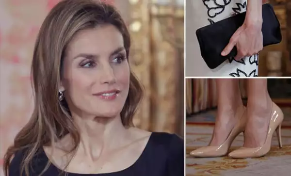 Para la ocasión Letizia eligió un clutch a juego con los tonos de su falda y blusa combinado con sus zapatos nude favoritos.