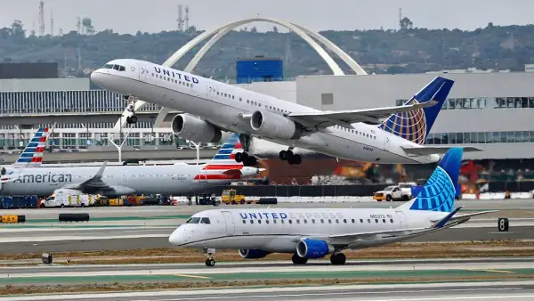 Un avión de United sobre la pista de despegue de un aeropuerto.