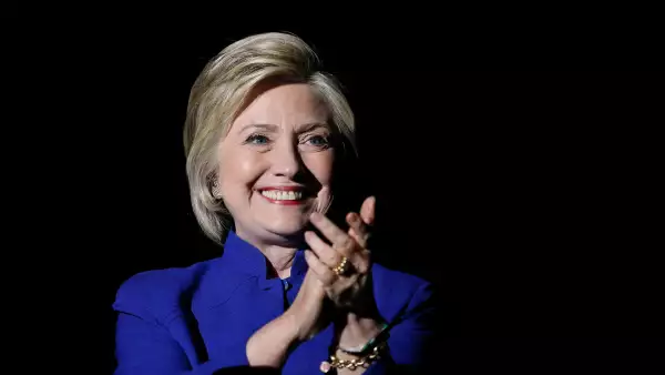 La exsenadora Hillary Clinton dijo a sus partidarios que están al borde un momento histórico.