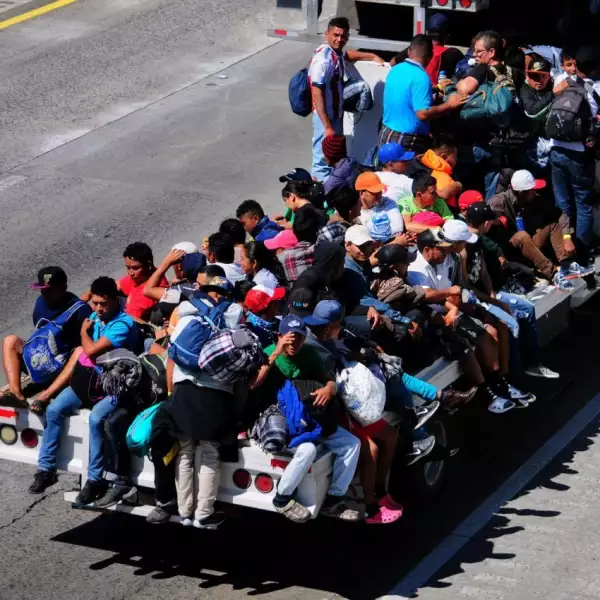 TEPEJÍ DEL RÍO, HIDALGO, 09NOVIEMBRE2018.- Un grupo de migrantes centroamericanos que abandonó el albergue en la Ciudad de México continúa su viaje hacia el norte del país a pie o subiéndose a trailers y camionetas que se ofrecen para llevarlos. Los migrantes esperan llegar esta tarde a la ciudad de Querétaro dónde hay un albergue en el que pueden pasar la noche.
FOTO: DIEGO SIMÓN SÁNCHEZ /CUARTOSCURO.COM