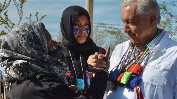 AMLO en la comunidad seri