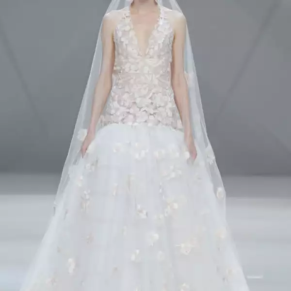 Vestido halter corte campana con aplicaciones de chiffon y organza.