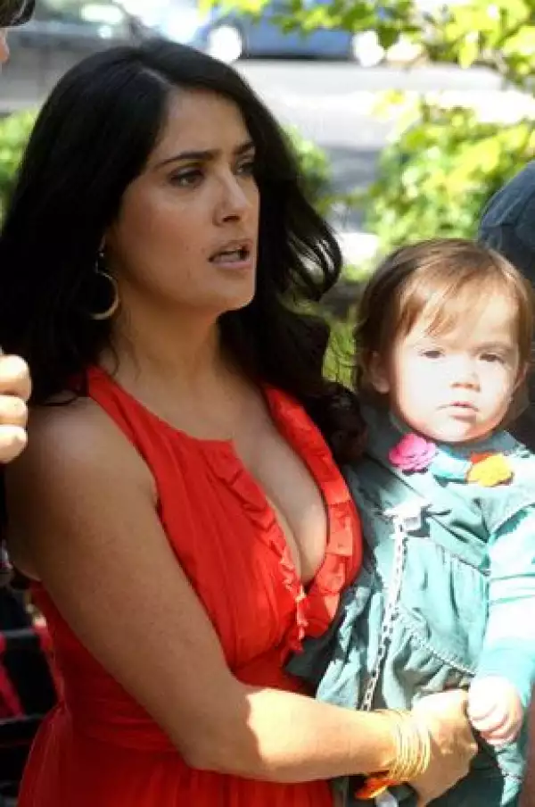 Salma es una mamá a quien no le gusta separarse de su hija, Valentina paloma.