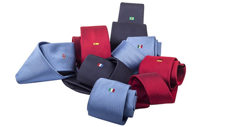 La corbata es la prenda que pone el toque de distinción y atracción en la indumentaria. Busca que sea de seda pura, se valen colores contrastantes y las lisas son un básico.