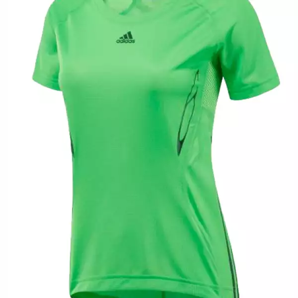 La ropa debe ser especial para hacer ejercicio ya que da acceso a ventilación y no rertiene olores ni s crean hongos.