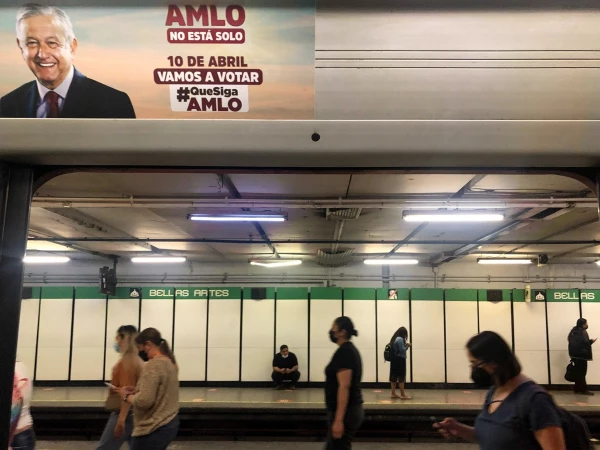 Anuncio dentro de uno de los vagones que corre en la Línea 8 del Metro CDMX.