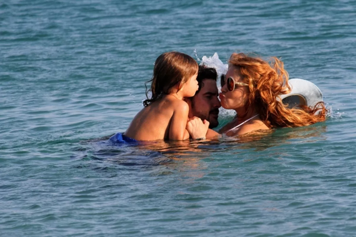 Paulina, Gerardo y Andrea Nicolás se divirtieron en Grecia el verano pasado.