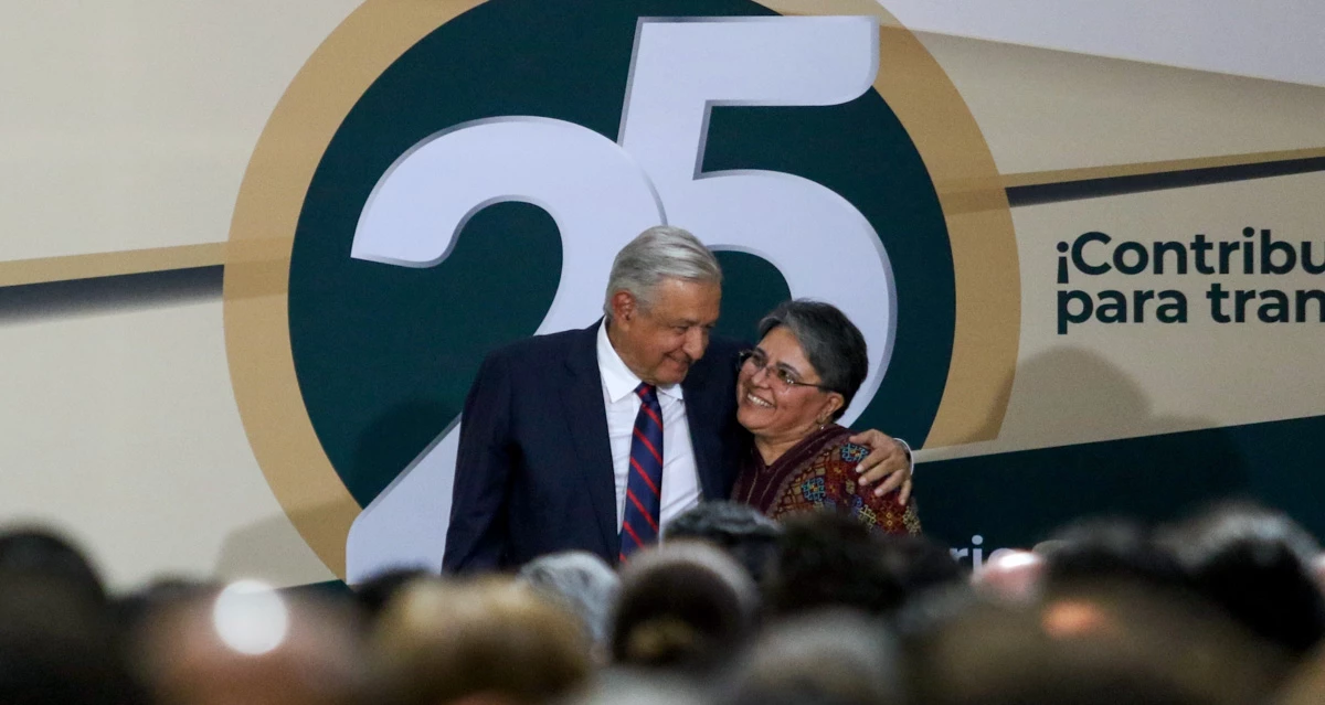 (Andrés Manuel López Obrador, Presidente de México, y Raque Buenrostro, Jefa del Sistema de Administración Tributaria (SAT), encabezaron los 25 años de este organismo )