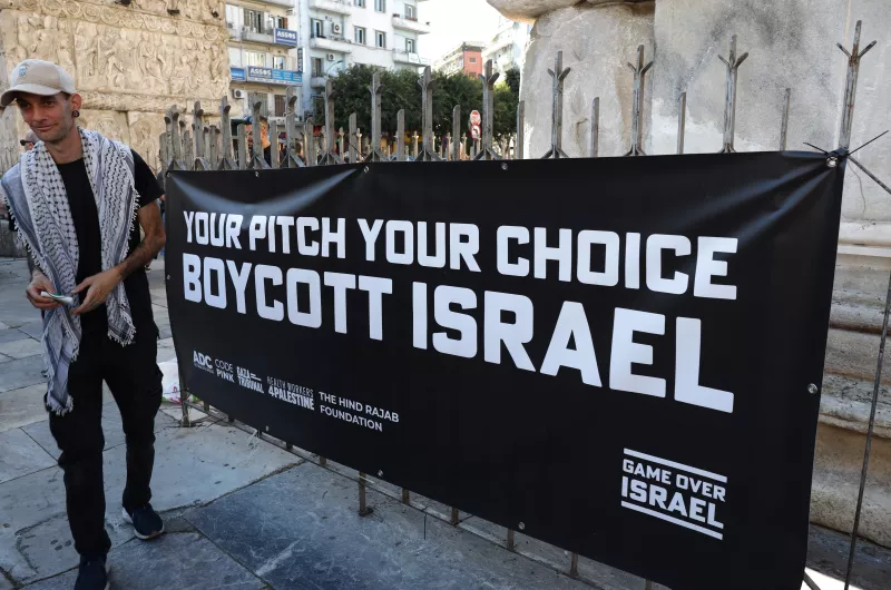 Los fanáticos del PAOK se reúnen en el centro de la ciudad para protestar contra Maccabi Tel Aviv - Salónica, Grecia - 24 de septiembre de 2025 Se muestra un cartel durante la protesta que dice "tu discurso, tu elección, boicote a Israel"