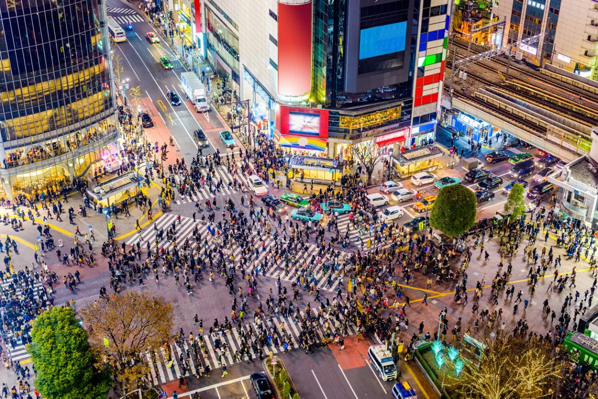 Foto aérea de cientos de peatones caminando por el famoso cruce de varias intersecciones en Shibuya, Tokio.