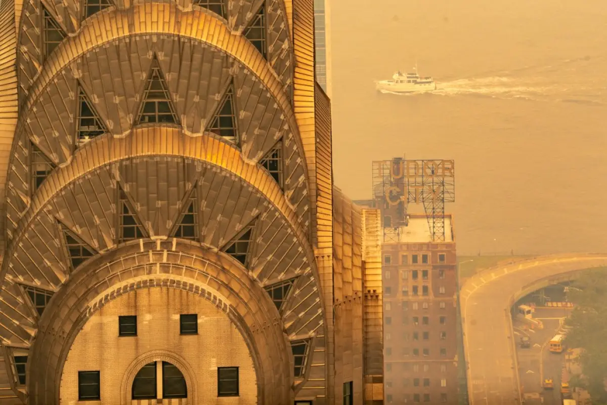 El edificio Chrysler está cubierto de una neblina humeante de los incendios forestales en Canadá mientras cubre Manhattan el 7 de junio de 2023 en la ciudad de Nueva York. Nueva York encabezó la lista de las principales ciudades más contaminadas del mundo el martes por la noche, ya que el humo de los incendios continúa cubriendo la costa este.