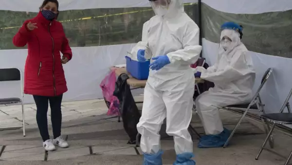 Una gran cantidad de personas acudieron al Kiosko de la Salud, que implemento la Secretaria de Salud de la Capital, para un chequeo medico; así como pruebas gratuitas para detectar el Covid 19. En el parque de las Artes Gráficas, de la Colonia de los Do