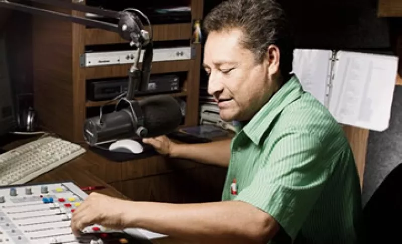 Francisco Castillo, â€˜El güeroâ€™, transmite su programa por AM en la estación Radio Reyna, en Guanajuato, pero migrará a FM para conseguir más anunciantes. (Foto: Carlos Aranda/Monda Photo)