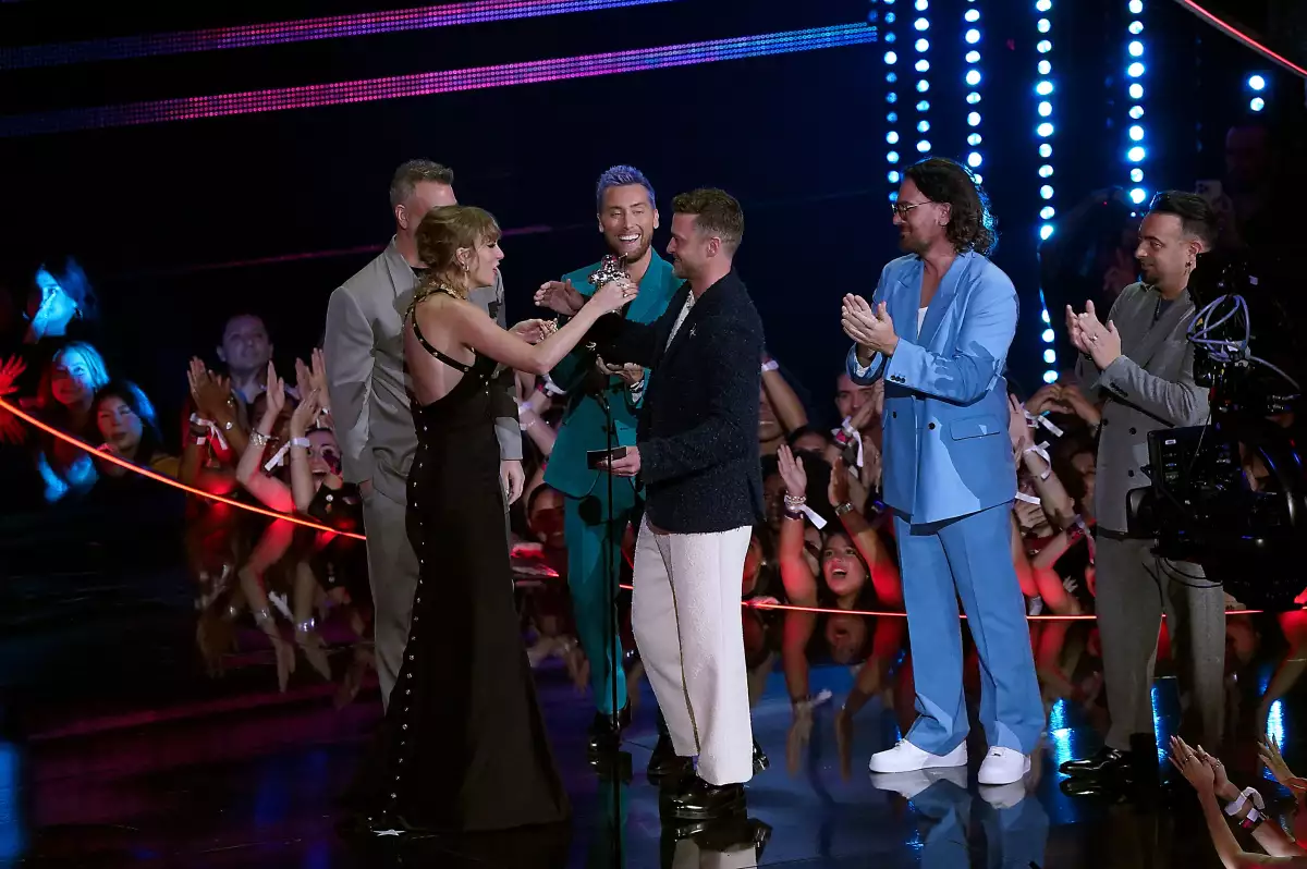Tayor Swift y NSYNC en los VMAs 2023.