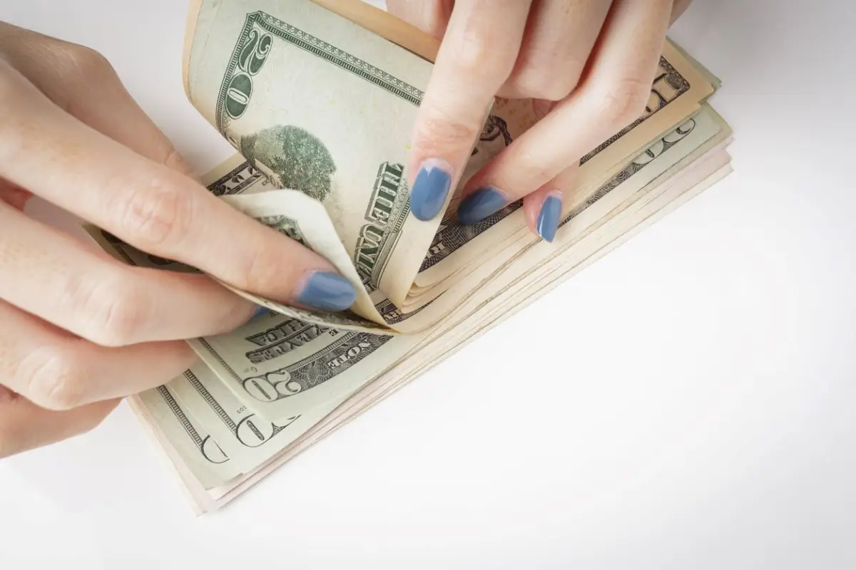 El poder se pinta las uñas y hace sonar la caja registradora