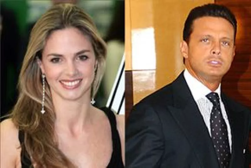 La socialité mexicana rechaza que tenga un romance desde hace dos años con el cantante y dijo que la relación entre ambos `todavía no está definida´.