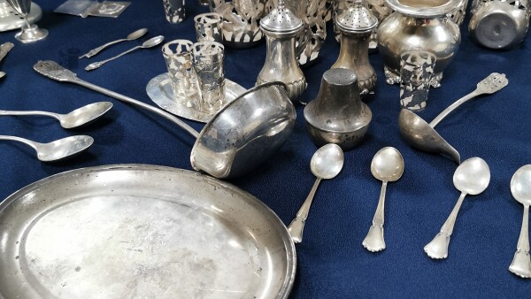 utensilios de cocina en plata