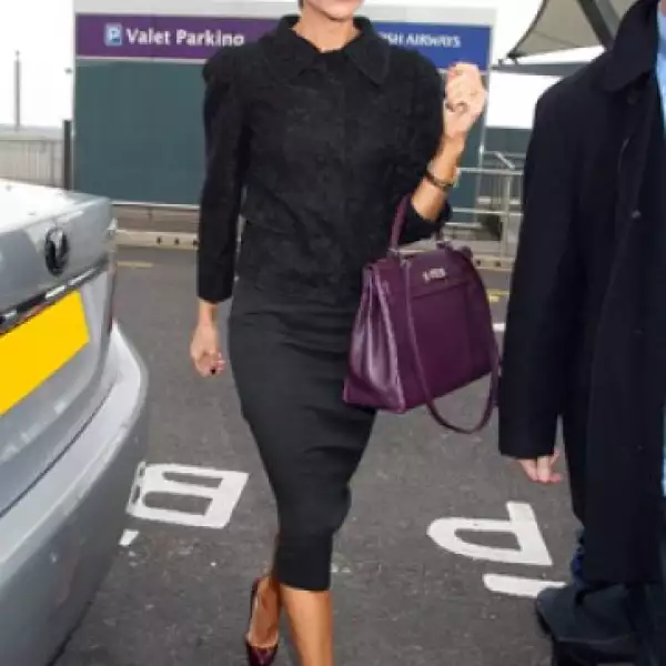 Victoria Beckham sale su hotel para ir al aeropuerto en Londres.
