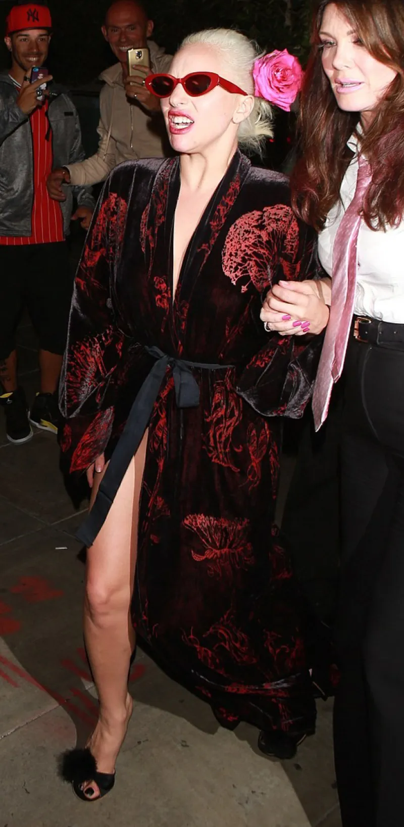 Lady Gaga se coloca como nuestra peor vestida y Rita Ora le hace competencia; mientras tanto Winona Ryder hace un gran comeback con un gran look y estamos amando el estilo de Hailee Steinfeld.