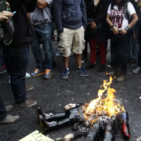Luego de marchar desde el Monumento a la Revolución, estudiantes del Instituto Politécnico Nacional construyeron un muro con tabiques y cemento frente a la puerta principal de la Secretaria de Educación Pública con la cual demandan respuesta a su pliego p
