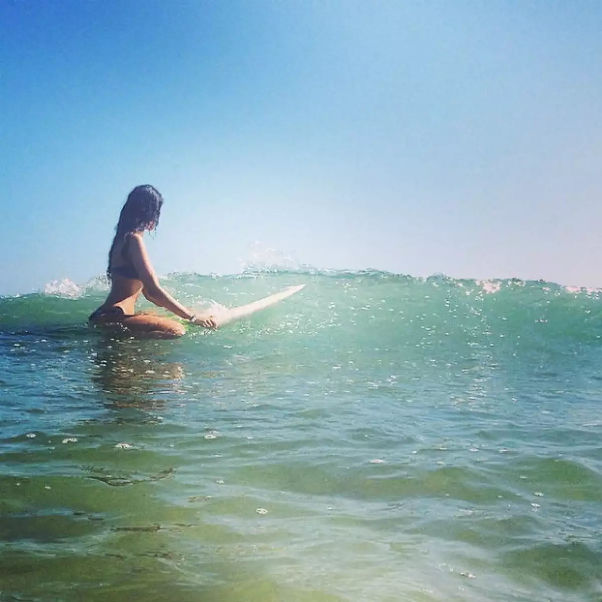 Eiza disfruta de un día libre practicando al surf en las playas californianas.
