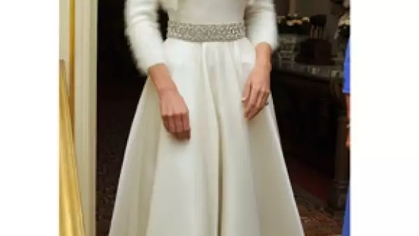 Los nuevos duques de Cambridge, el príncipe Guillermo y su esposa Catalina, hicieron su última aparición pública antes de su viaje de bodas.