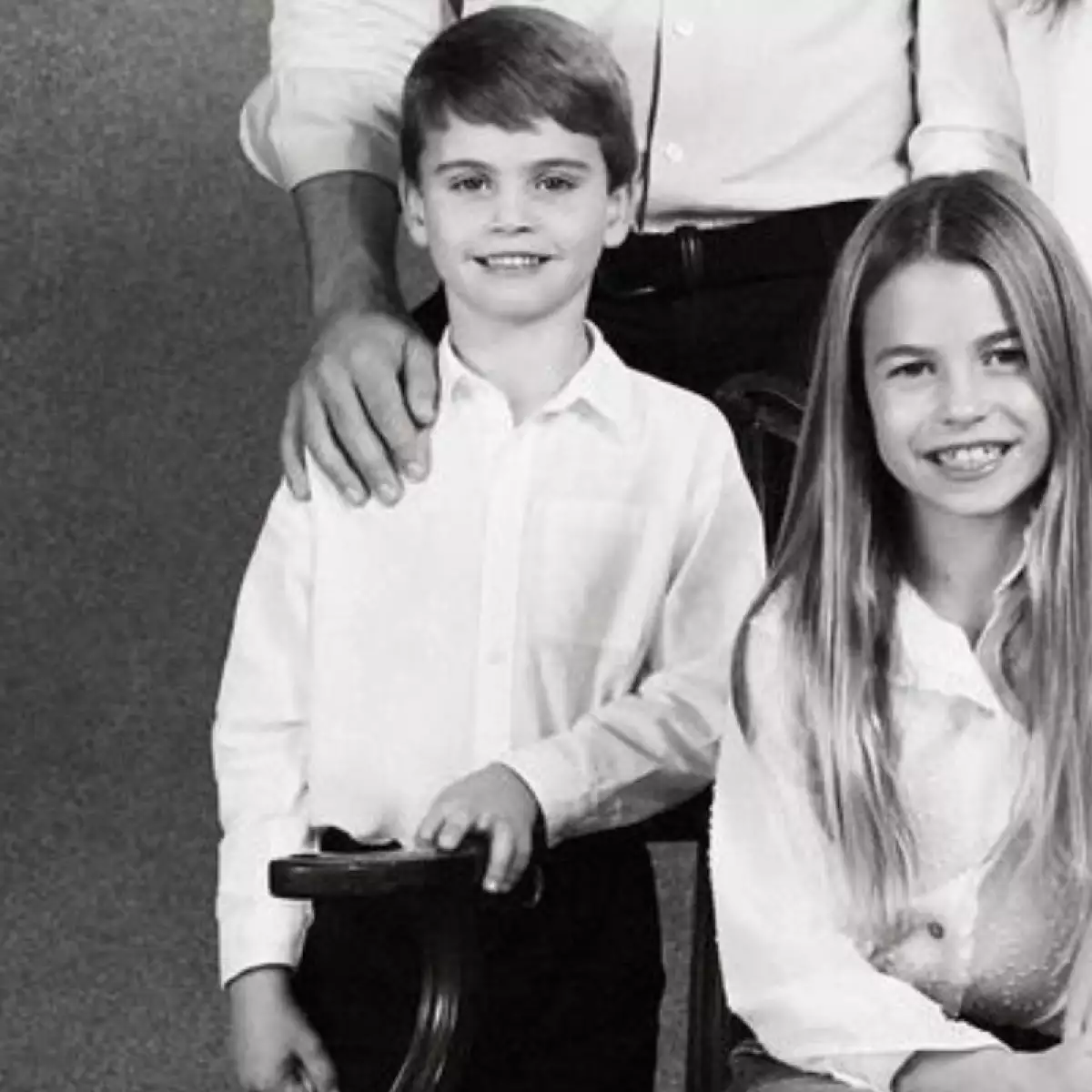 Fanáticos de la realeza notan un error de Photoshop en la mano del príncipe Louis en la tarjeta navideña de los príncipes de Gales.